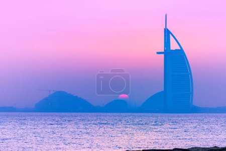 Foto de Salida del sol en Pink Burj Al Arab View, Dubai - Imagen libre de derechos