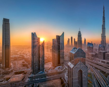 Foto de Vista del amanecer en el centro de Dubai, Dubai, Emiratos Árabes Unidos - Imagen libre de derechos