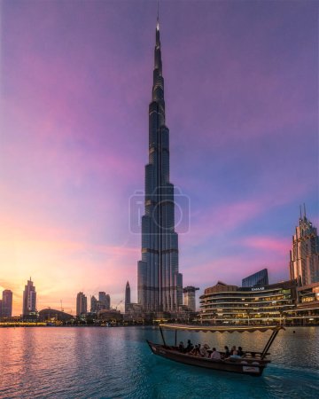 Foto de Burj Khalifa al atardecer con un barco, Dubai, Emiratos Árabes Unidos - Imagen libre de derechos