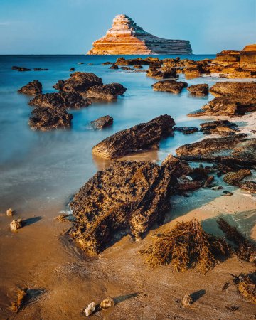 Foto de Vistas al mar con rocas afiladas, Abu Dhabi, Shuweihat - Imagen libre de derechos
