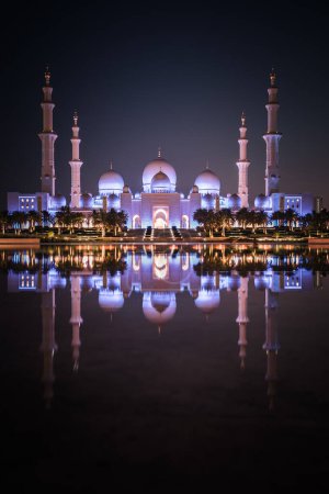 Foto de Mezquita Sheikh Zayed con reflexión, noche, Abu Dhabi, Emiratos Árabes Unidos - Imagen libre de derechos