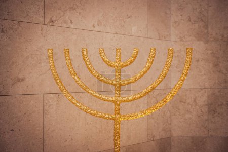Foto de Menorá de Oro en Sinagoga, Abu Dhabi - Imagen libre de derechos
