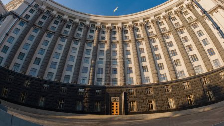 Téléchargez les photos : The building of the government of Ukraine in the early morning. - en image libre de droit