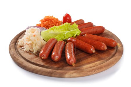 Téléchargez les photos : Une assiette de délicieuses saucisses grillées avec des cornichons sur fond blanc. - en image libre de droit
