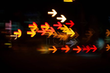 Foto de Luces desenfocadas de automóviles y semáforos en forma de flecha giratoria - Imagen libre de derechos