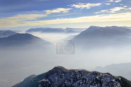 Téléchargez les photos : Inverse weather - Monte Bondone mountain group in winter, Trento region, Trentino, Italian Alps - en image libre de droit