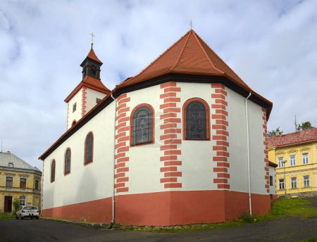 Foto de Iglesia de Abertamy. Abertamy es una ciudad en el distrito de Karlovy Vary, situado en la cresta de las montañas Minerales / Erzgebirge, Bohemia, República Checa. Región Patrimonio de la Humanidad UNESCO - Imagen libre de derechos