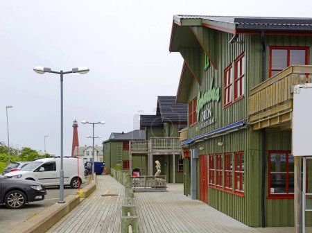 Foto de Calle de Andenes en el archipiélago de las Islas Vesteralen en el norte de Noruega. El pueblo de Andenes es el asentamiento más septentrional de la isla de Andoya (y en el condado de Nordland) - Imagen libre de derechos