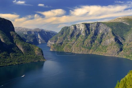 Téléchargez les photos : Fjord vue Aurlandsfjord paysage de Stegastein point de vue. Norvège Scandinavie. Itinéraire touristique national Aurlandsfjellet - Patrimoine mondial de l'UNESCO - en image libre de droit