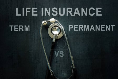Téléchargez les photos : Un stéthoscope et des mots sur le bureau Terme d'assurance-vie vs permanent. - en image libre de droit