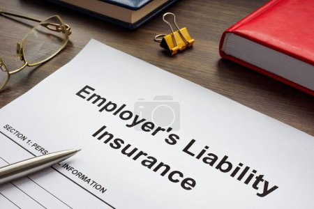 Téléchargez les photos : Formulaire de demande d'assurance responsabilité civile des employeurs sur le bureau. - en image libre de droit