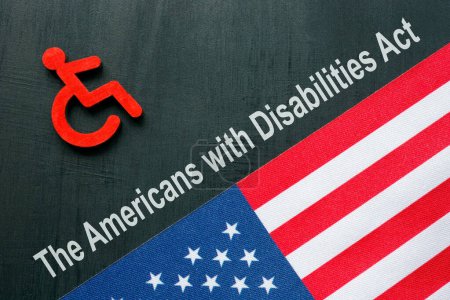 Téléchargez les photos : ADA ou The Americans with Disabilities Act concept. Un panneau pour personne handicapée et drapeau des États-Unis. - en image libre de droit
