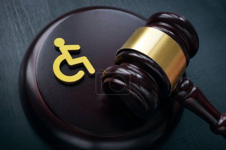 Foto de Un signo de persona discapacitada y martillo. Concepto de derecho de accesibilidad. - Imagen libre de derechos