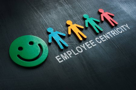 Foto de Emoji sonriente y figuritas de colores. Concepto de centralidad de los empleados. - Imagen libre de derechos