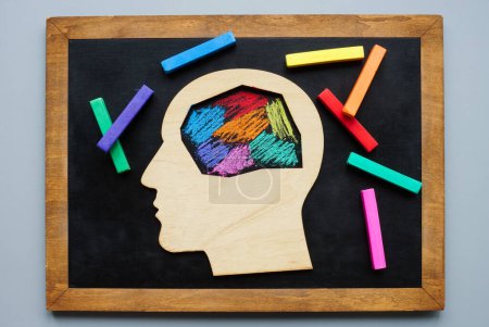 Foto de La cabeza está pintada con lápices de colores. Concepto neurodivergente. - Imagen libre de derechos