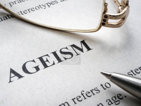 Foto de Primer plano de la palabra Ageismo y gafas cercanas. - Imagen libre de derechos