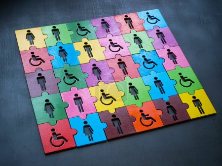 Foto de Puzzle multicolor con figuras como símbolo de diversidad e inclusión. - Imagen libre de derechos