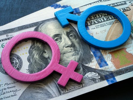 Foto de Dólares, símbolos masculinos y femeninos como concepto de brecha salarial de género. - Imagen libre de derechos
