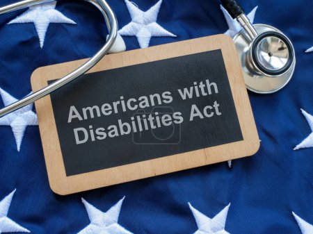 Ein Schild mit der Aufschrift Americans with Disabilities Act ADA auf der US-Flagge.