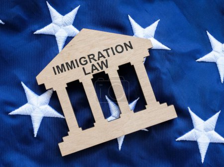 Téléchargez les photos : Il y a un panneau sur le drapeau américain qui dit Loi sur l'immigration. - en image libre de droit