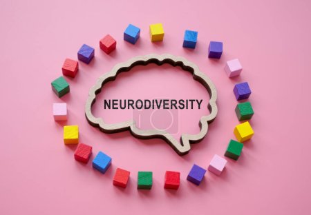 Foto de El contorno del cerebro con la inscripción neurodiversidad está rodeado de cubos de colores. - Imagen libre de derechos
