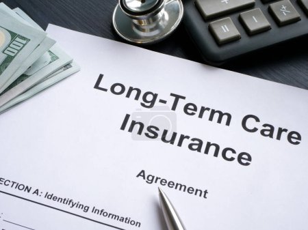 Foto de LTC Acuerdo de seguro de cuidados a largo plazo y una pluma. - Imagen libre de derechos