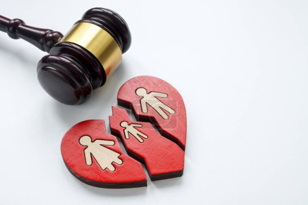 Téléchargez les photos : Un cœur brisé et un marteau comme symbole de divorce, de pension alimentaire et de garde. - en image libre de droit