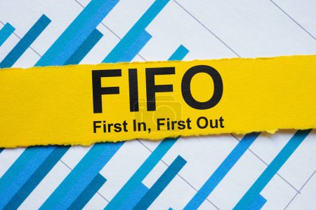 Gráfico y franja con inscripción FIFO primero en entrar, primero en salir.