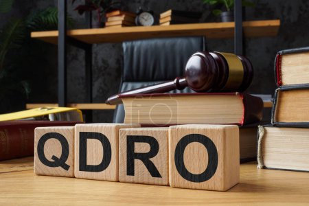 Téléchargez les photos : Table et cubes en bois avec abréviation QDRO Qualified Domestic Relations Order. - en image libre de droit