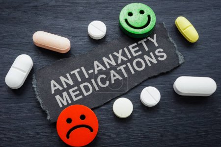 Pilules, signes anti-anxiété et émoticônes.