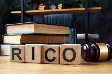 Téléchargez les photos : Cubes avec lettres RICO - Racketteur Loi sur les organisations influencées et corrompues et marteau. - en image libre de droit