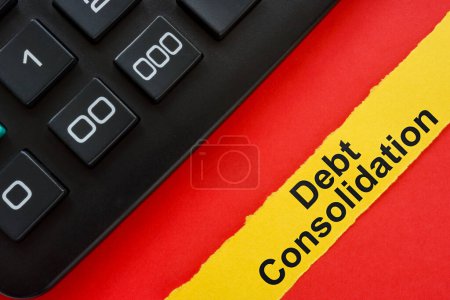 Schuldenkonsolidierungskonzept. Taschenrechner und Papierstreifen mit Beschriftung.