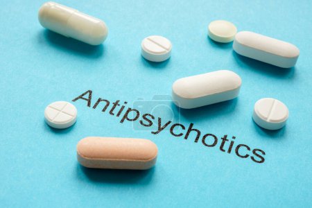 Papier mit Inschrift Antipsychotika und Tabletten.