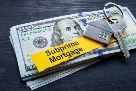 Concept de prêt hypothécaire subprime. Empilement de liquidités et clé.