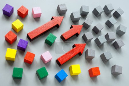 Cubes gris, flèches et couleurs comme symbole de diversité et d'inclusion.