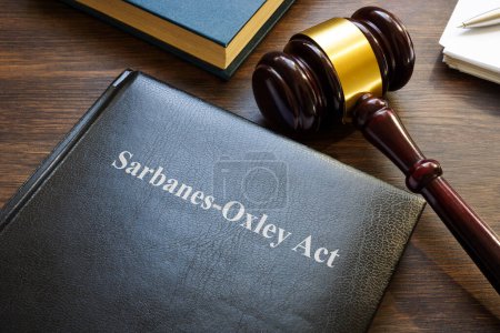 Sarbanes-Oxley-Act. Buch mit Gesetzen und Hammer auf dem Tisch.