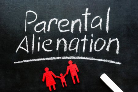 Téléchargez les photos : Parental alienation. Chalk inscription on blackboard and family figures. - en image libre de droit