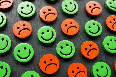 Glückliche und traurige Emoticons als Symbol für Stimmung, Psychologie und Wohlbefinden.