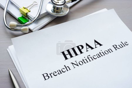 Documents HIPAA règle de notification d'infraction sur la table.