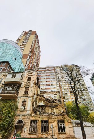 Téléchargez les photos : KYIV, UKRAINE - 22 octobre 2022 : Maison civile après une attaque de drone sur des bâtiments à Kiev. Des vagues de drones suicide chargés d'explosifs ont frappé la capitale tandis que les familles se préparaient à commencer leur - en image libre de droit