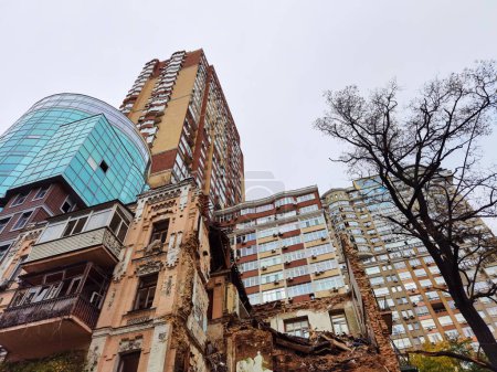 Téléchargez les photos : KYIV, UKRAINE - 22 octobre 2022 : Maison civile après une attaque de drone sur des bâtiments à Kiev. Des vagues de drones suicide chargés d'explosifs ont frappé la capitale tandis que les familles se préparaient à commencer leur - en image libre de droit
