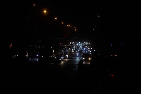 Foto de Kiev, Ucrania - 16 de diciembre de 2022: Apagón en la capital ucraniana Kiev. Las calles capitales sin alumbrado público. Solo las luces de los coches que pasan son visibles. - Imagen libre de derechos
