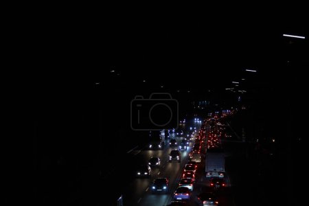 Foto de Kiev, Ucrania - 16 de diciembre de 2022: Apagón en la capital ucraniana Kiev. Las calles capitales sin alumbrado público. Solo las luces de los coches que pasan son visibles. - Imagen libre de derechos
