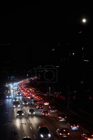 Téléchargez les photos : Kiev, Ukraine - 16 décembre 2022 : Panne d'électricité dans la capitale ukrainienne Kiev. Les rues capitales sans éclairage public. Seules les lumières des voitures de passage sont visibles. - en image libre de droit