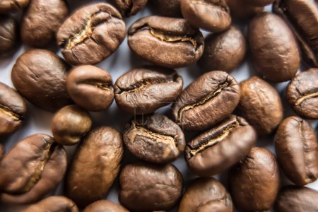 Téléchargez les photos : Grains de café torréfiés tombants, prise de vue macro, gros plan - en image libre de droit
