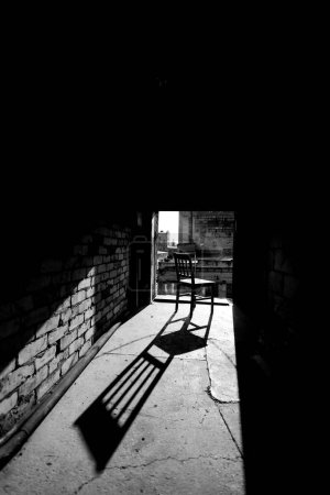 Téléchargez les photos : Photo en noir et blanc de l'intérieur d'un bâtiment abandonné - en image libre de droit