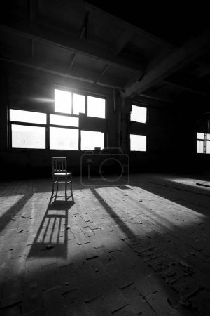 Foto de Foto en blanco y negro del interior del edificio abandonado - Imagen libre de derechos