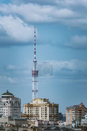 Foto de Kiev, Ucrania - 24 de abril de 2023: Las calles de la ciudad de Kiev y la torre de televisión de Kiev - Imagen libre de derechos