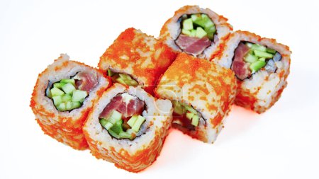 Téléchargez les photos : Sushi californie rouler avec du thon dans le caviar. Dof peu profond - en image libre de droit