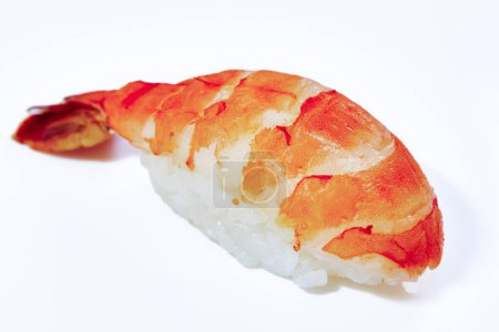 Foto de El sushi - ama Ebi Nigiri sobre blanco. Dof poco profundo - Imagen libre de derechos